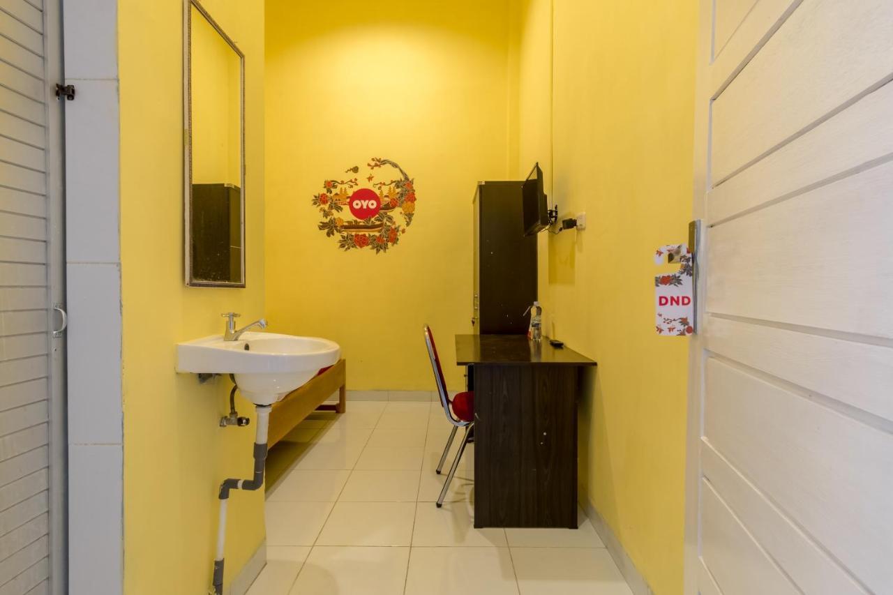 Oyo 447 Hutasimo Residence Medan Exterior photo